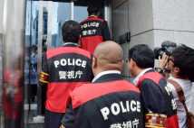 暴力団事務所を家宅捜索する警視庁の捜査員。捜査員は分かりやすいようにベストと腕章を着用している(イメージ、時事通信フォト)
