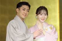 11月10日、金屏風の前で婚約会見を行った歌舞伎俳優の中村橋之助と元乃木坂46で女優の能條愛未