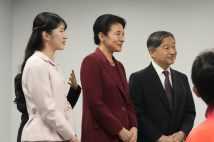 東京デフリンピックの水泳競技を観戦された天皇皇后両陛下と長女・愛子さま(2025年11月25日、撮影/JMPA)