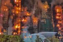 26日午後、香港の高層集合住宅で火災が発生した(時事通信フォト)