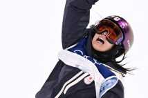 雪上の“もみじ”（時事通信フォト）