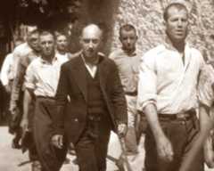 κομμουνιστές αντιστασιακοί οδηγούνται στο απόσπασμα