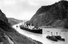 A ship sails through the Panama Canal in 1915