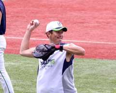 13日、1軍に合流しノックを受けるヤクルト坂口智隆外野手