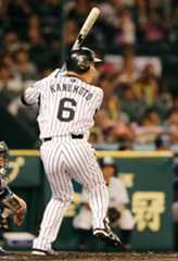 打席で構える金本知憲（2012年10月撮影）