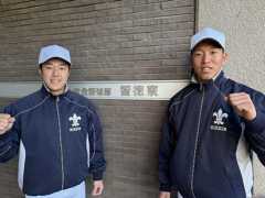立大の智徳寮に入寮し、ガッツポーズを見せる（左から）日大三前主将の本間と関東第一の元主将、越後（撮影・保坂淑子）
