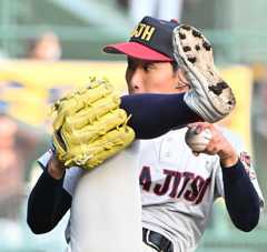センバツ大会で力投する浦和実・石戸
