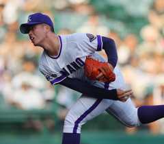 8月6日の金足農対沖縄尚学　6回裏、力投する金足農・吉田（撮影・上山淳一）