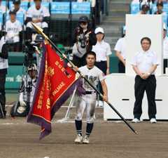 沖縄尚学対日大三　閉会式で優勝旗を手にする沖縄尚学の真喜志（8月23日撮影・加藤哉）