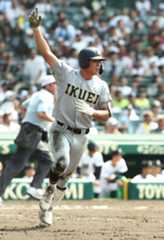 8月14日の開星対仙台育英　8回裏仙台育英1死、高田は左中間へソロ本塁打を放つ（撮影・上田博志）