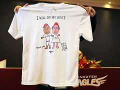 前田健太の楽天入団会見で「前田画伯」のイラストTシャツが配られた（撮影・浅見桂子）
