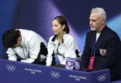 ペアSPの演技を終え、得点を待つ三浦（中央）、木原組。右はブルーノ・マルコット・コーチ（撮影・前田充）