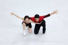 ペアSPでフィニッシュポーズを決める三浦（左）、木原組（撮影・前田充）