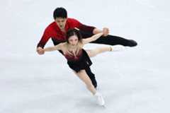 ペアSPで演技する三浦（手前）、木原組（撮影・前田充）