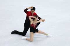 ペアSPで演技する三浦（手前）、木原組（撮影・前田充）