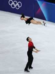 ペアSPで演技する三浦、木原組（撮影・前田充）