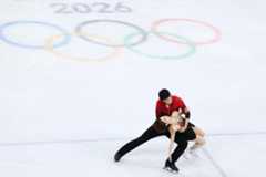 ペアSPで演技する三浦、木原組（撮影・前田充）