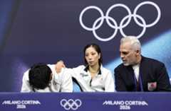 がっくりとうつむく木原龍一（左）の肩をたたく三浦璃来（ロイター）