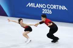 ペアSPで演技する三浦（左）、木原組（撮影・前田充）