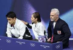 ペアSPの演技を終え、得点を待つ三浦（中央）、木原組。右はブルーノ・マルコット・コーチ（撮影・前田充）