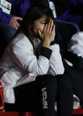 ペアSPで三浦、木原組の得点を祈るように待つ坂本（撮影・前田充）
