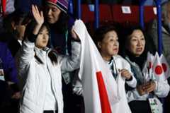 ペアSPで三浦、木原組の演技を見守った、左から坂本、中野コーチ、グレアム充子コーチ（撮影・前田充）