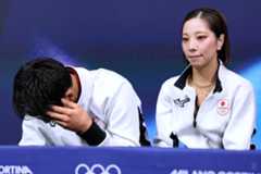 キス・アンド・クライでうつむく木原龍一（左）。右は三浦璃来（AP）