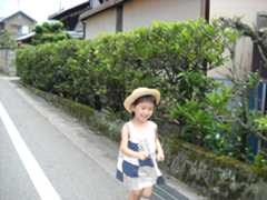 近所を散歩する幼少期の櫛田（本人提供）