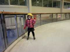 一宮スケート場で初めて滑る櫛田（本人提供）