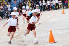 幼稚園の運動会でトップを走る櫛田（本人提供）