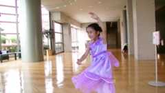 ピアノコンクールのロビーで踊る幼少期の櫛田（本人提供）
