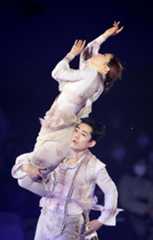 演技するアイスダンスの村元哉中さん（上）と高橋大輔さん（共同）