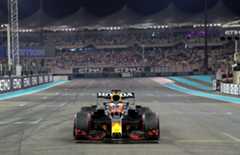 Verstappen powers down the home straight at the Abu Dhabi Grand Prix in December 2021. (© Reuters)