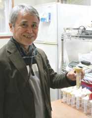 「麹にはすごいパワーがある」。麹の出来具合を検査する山元正博さん