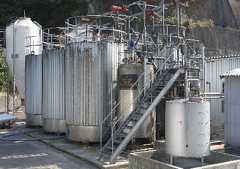 環境ファームの豚舎に併設されたプラント。水と配合飼料を混ぜ、黒麹を入れて24時間発酵させる