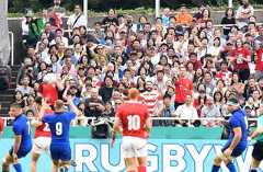 イタリア、カナダ両国選手のプレーに歓声を送るスタンドのファン＝26日午後、福岡市博多区のレベルファイブスタジアム