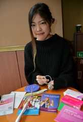 スウェーデンから持ち帰った多様な避妊具を紹介する「＃なんでないの　プロジェクト」の福田和子さん