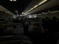 カシュガルからの帰途の機内。着陸時と同様に離陸する際、窓の日よけを閉めるよう指示された。外を見ることは許されず、上空に上がるまで薄暗いままだった＝4月29日