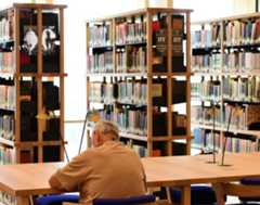 איש מבוגר לומד באולמות הקריאה