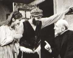 צילום של חיים טופול והשחקנים על הסט