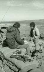 חיילים משחקים שש בש