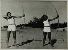 חיילות מתאמנות בירי קשת