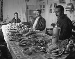 אנשים יושבים לשולחן בעודה