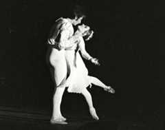 רקדני בלט מחובקים בדרמטיות