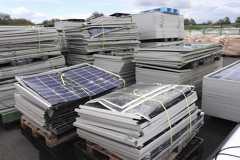 「環境保全サービス」に積み重ねられた、破損した太陽光パネル＝９月、岩手県奥州市（共同）