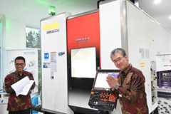 京セラがオープンしたソリューションセンター内の金型加工機械を紹介する同社機械工具事業本部の柳澤本部長（右手前）＝10日、西ジャワ州ブカシ（ＮＮＡ撮影）