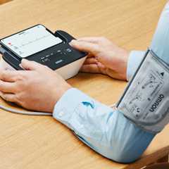 オムロンヘルスケア製の心電計付き血圧計（同社提供）