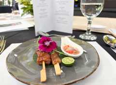 プラタラン・インドネシアのコーポレートシェフ考案の和牛のサテー（串焼き）＝13日、インドネシア・ジャカルタ（ＮＮＡ撮影）