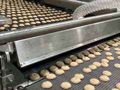 不二家ベトナム工場の「カントリーマアム」の生産ラインの様子＝26日、タイニン省