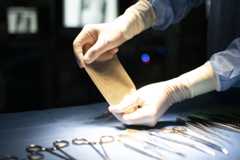 帝人がインド展開を検討する心・血管修復パッチ「シンフォリウム」（帝人提供）